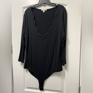 XXL black bodysuit. Scalloped neckline